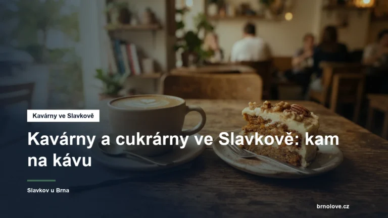 Káva a zákusek na stole kavárny