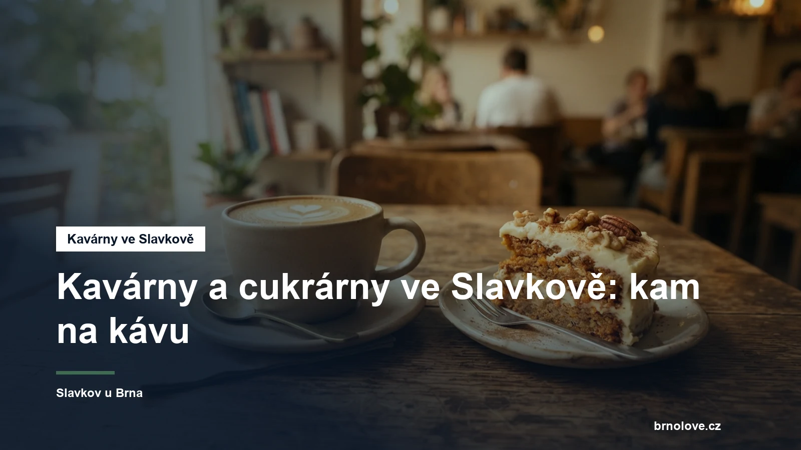 Káva a zákusek na stole kavárny