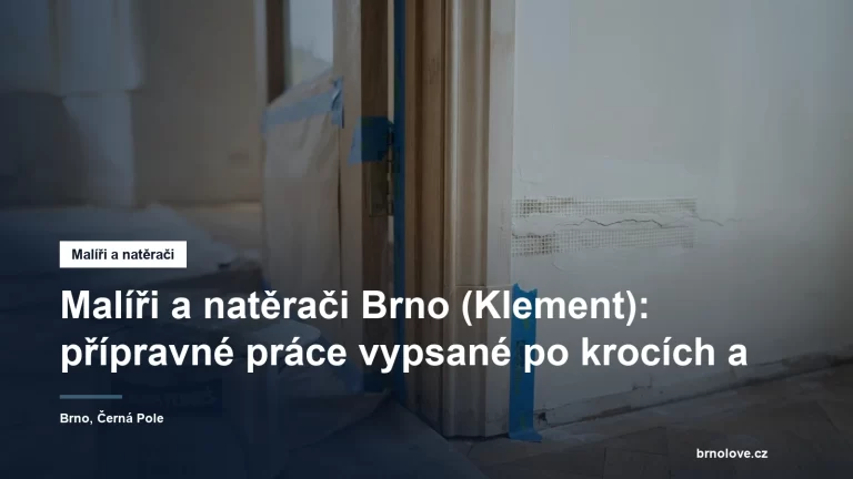 Detail dveřní zárubně a rámu okna při lakování, přebroušený podklad olepený papírovou páskou a štětec s lakem