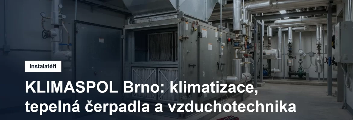 Vzduchotechnická jednotka a potrubí ve strojovně, technik provádí servis