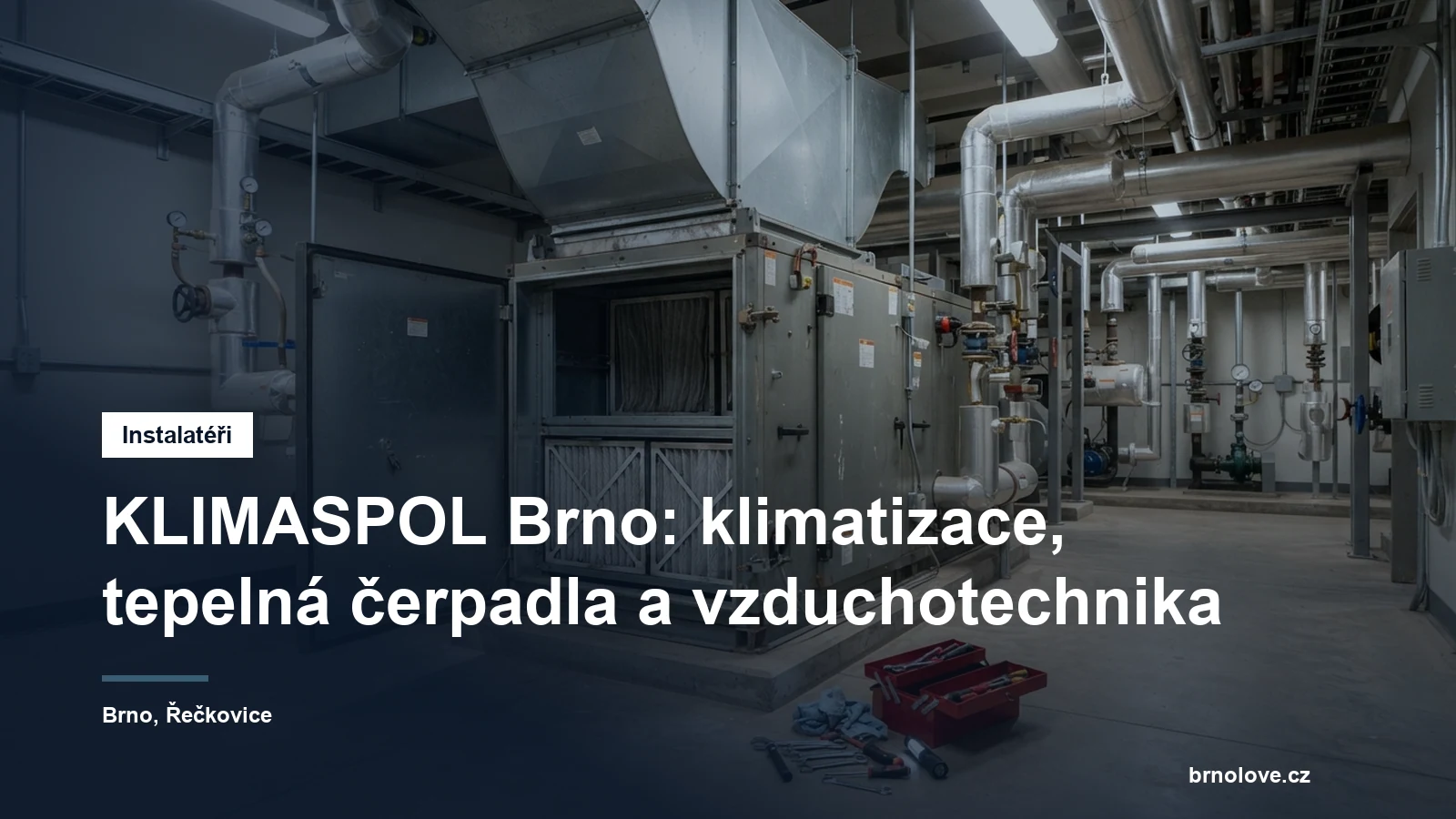 Vzduchotechnická jednotka a potrubí ve strojovně, technik provádí servis