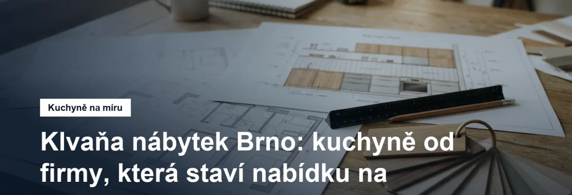 Interiérový projektant nad papírovým půdorysem bytu se vzorníky dýh a lamina a s výkresem kuchyňské linky na stole