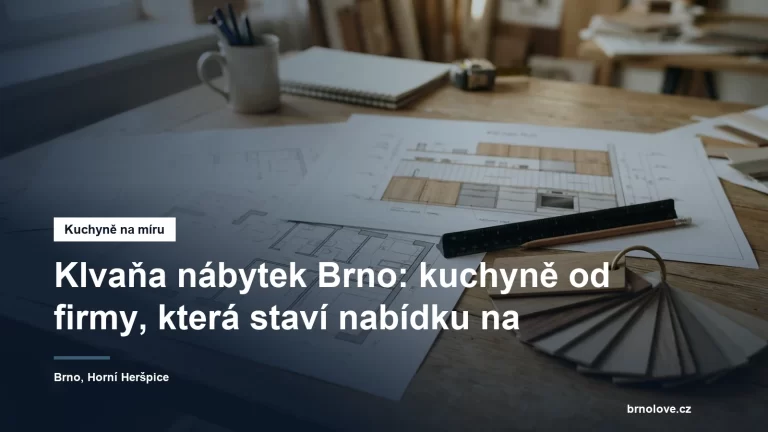 Interiérový projektant nad papírovým půdorysem bytu se vzorníky dýh a lamina a s výkresem kuchyňské linky na stole