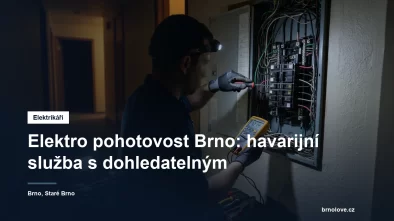 Elektrikář opravuje domovní rozvaděč při noční poruše, svítí čelovkou do rozvodné skříně