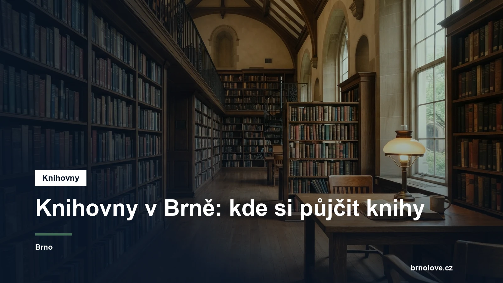 Regály s knihami v knihovně a čtenářský stůl