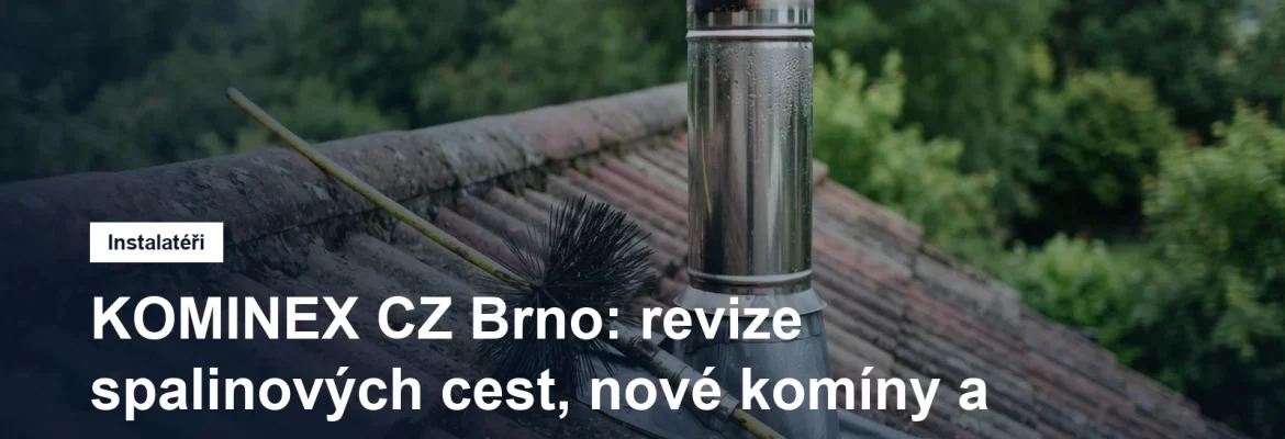 Nerezový komín vyvedený nad střechu rodinného domu, vedle něj kominické nářadí a kartáč na tyči