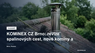 Nerezový komín vyvedený nad střechu rodinného domu, vedle něj kominické nářadí a kartáč na tyči