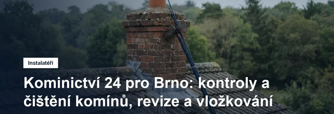 Kominík na střeše rodinného domu čistí komín tyčí s kartáčem, vedle něj leží kominický naviják