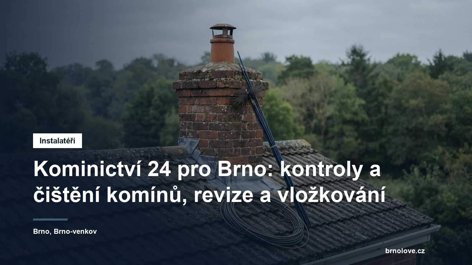 Kominík na střeše rodinného domu čistí komín tyčí s kartáčem, vedle něj leží kominický naviják