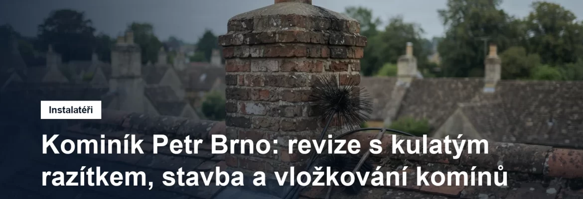 Zděný komín nad taškovou střechou rodinného domu, opřený kominický kartáč na tyči a smetáček na sazí