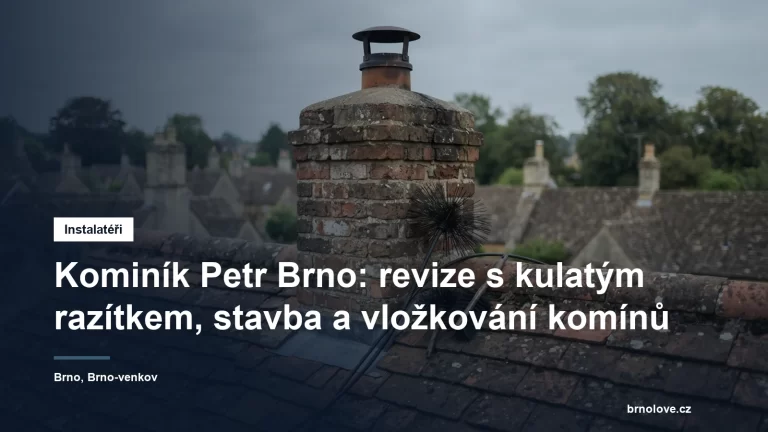 Zděný komín nad taškovou střechou rodinného domu, opřený kominický kartáč na tyči a smetáček na sazí