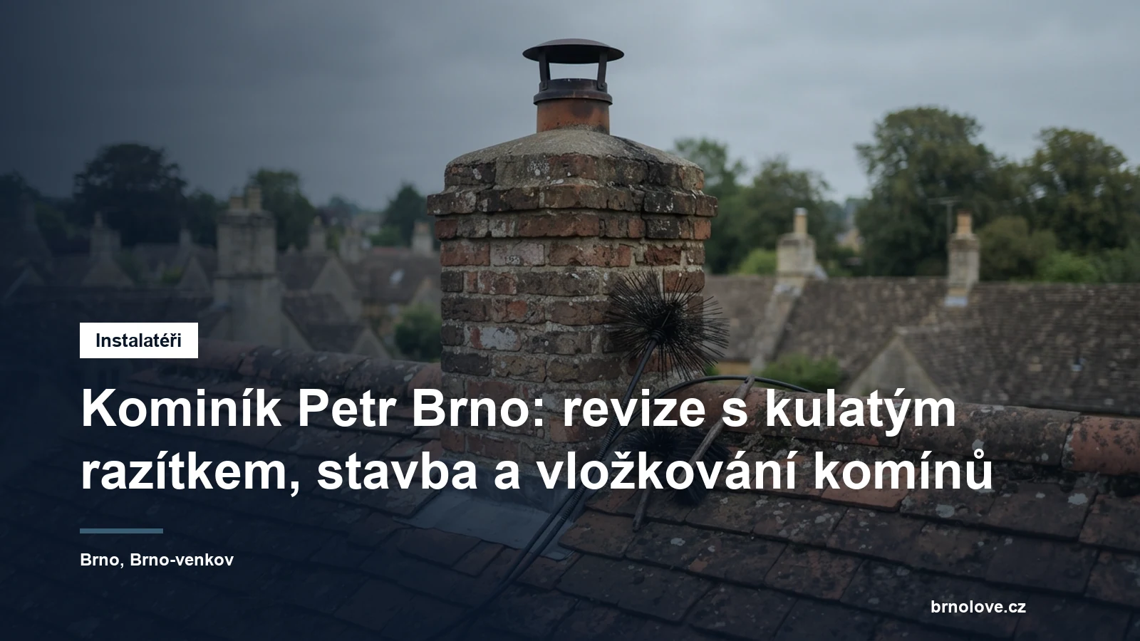 Zděný komín nad taškovou střechou rodinného domu, opřený kominický kartáč na tyči a smetáček na sazí