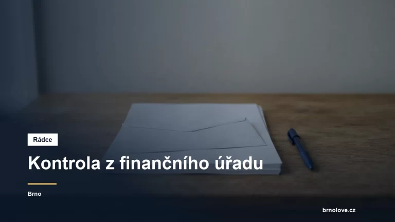 Úřední obálka a doklady na stole