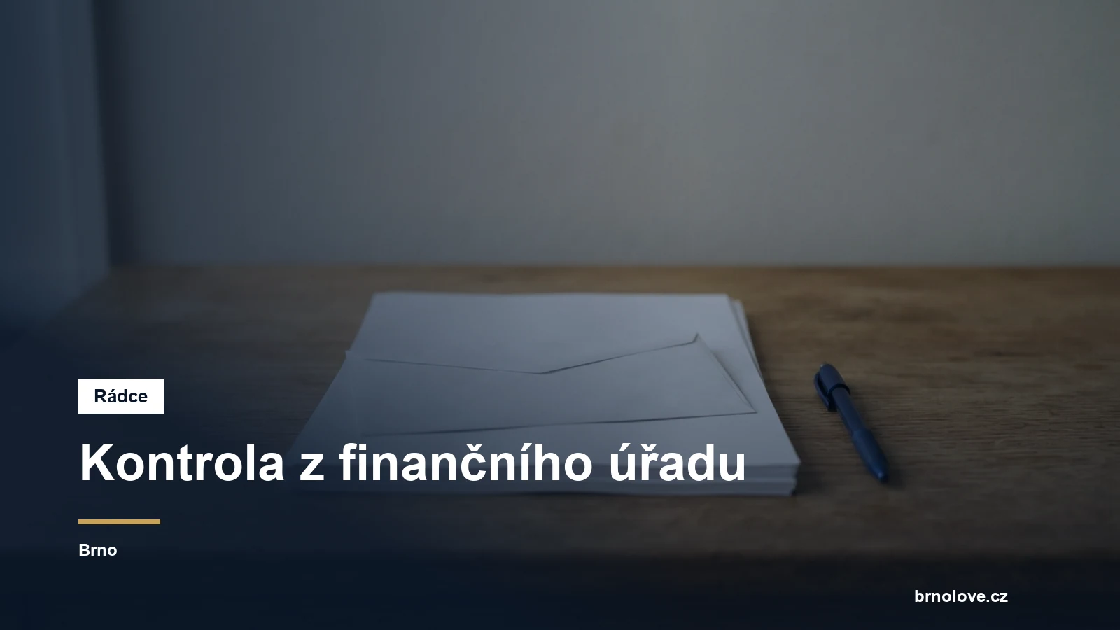Úřední obálka a doklady na stole