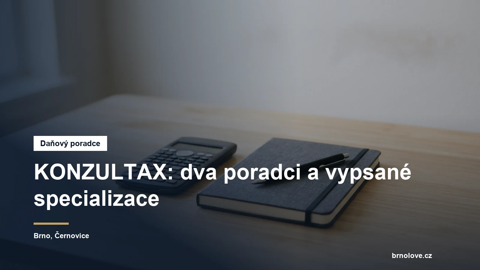 Kalkulačka a poznámkový blok na stole daňové kanceláře