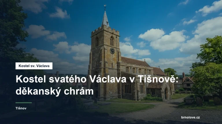 Kostel s hranolovou věží v centru