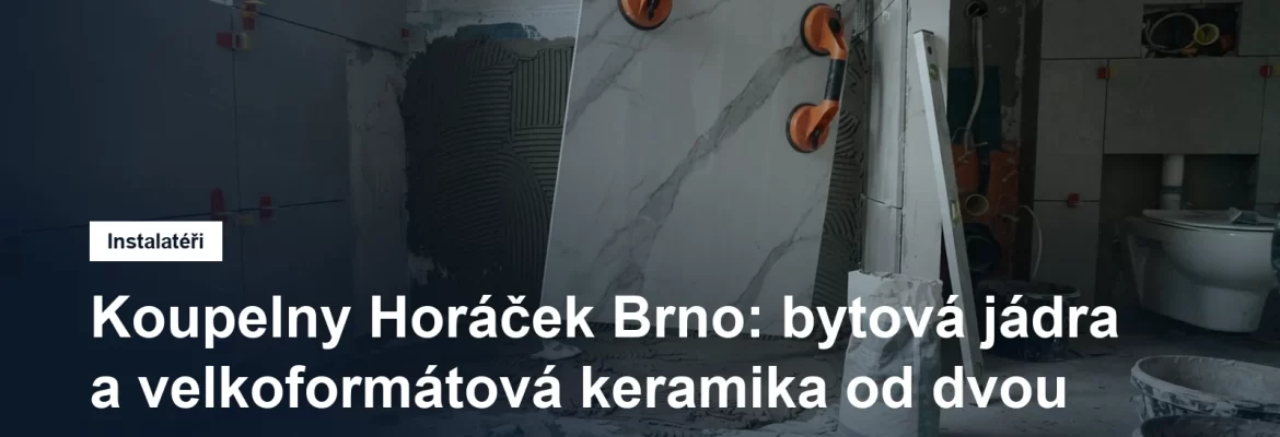 Obkladač pokládá velkoformátovou keramickou desku na stěnu koupelny během rekonstrukce