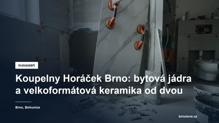 Obkladač pokládá velkoformátovou keramickou desku na stěnu koupelny během rekonstrukce