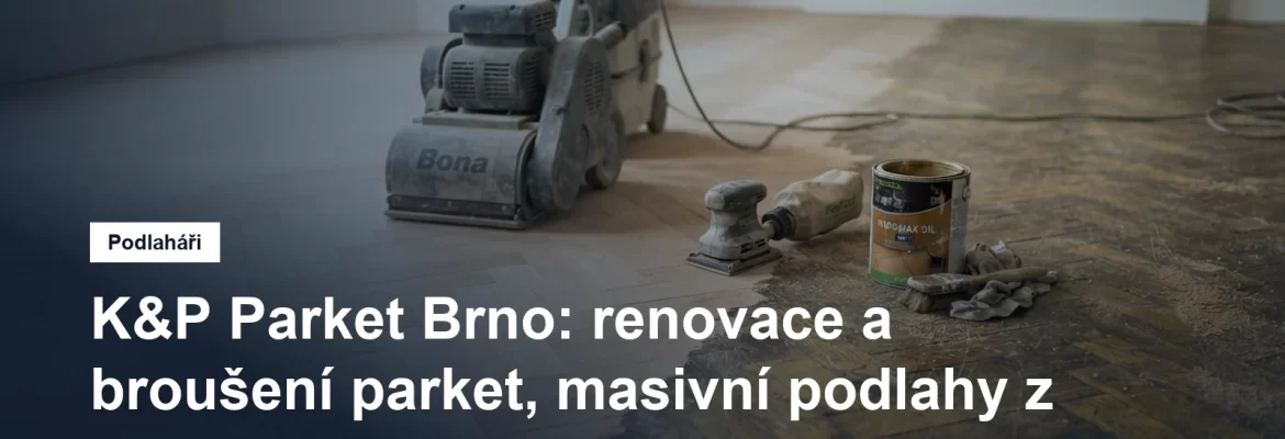 Renovace staré dubové parketové podlahy, bruska na polovině plochy, vlevo vybroušené světlé dřevo, vpravo ještě tmavý zašlý lak