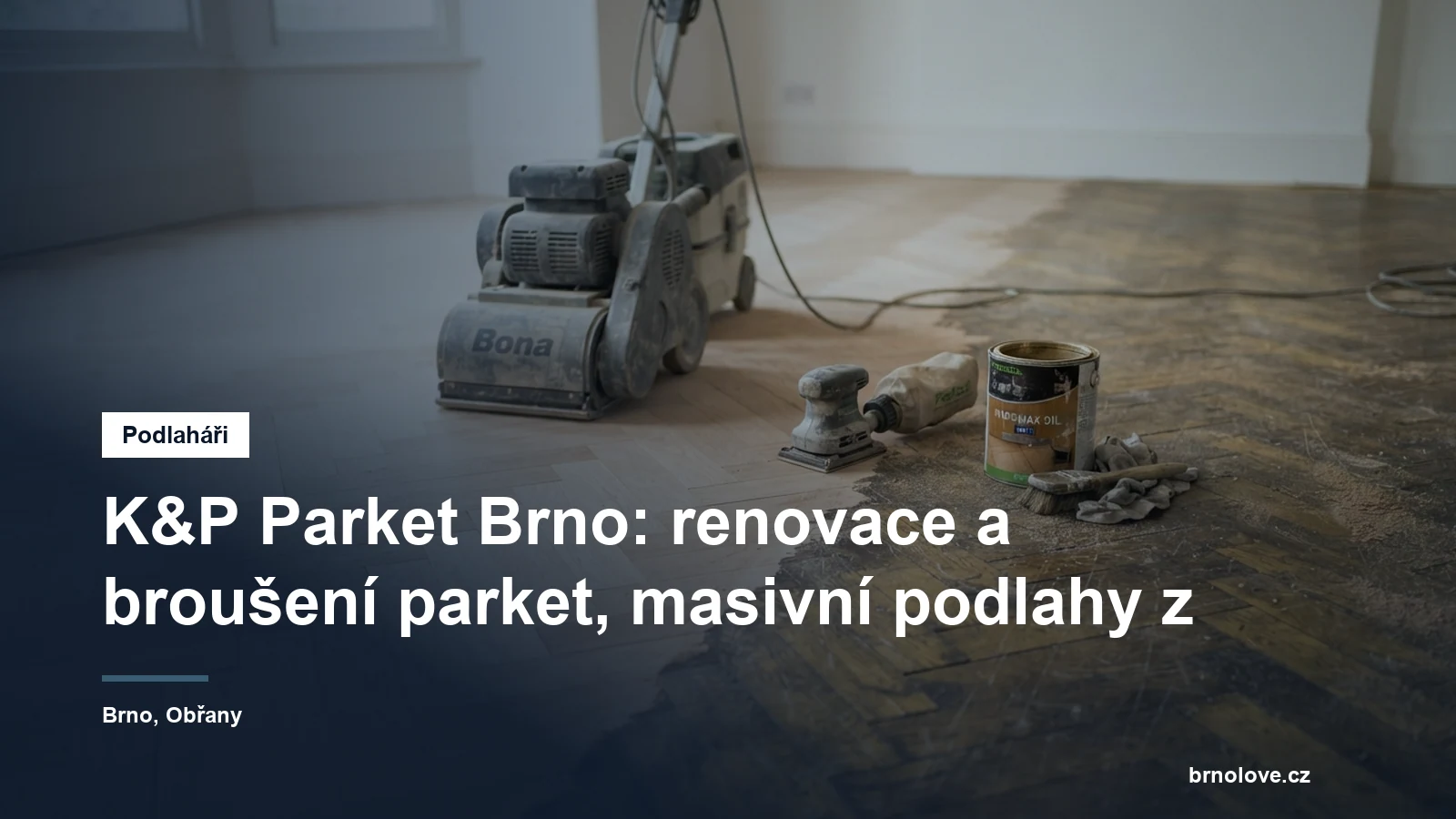 Renovace staré dubové parketové podlahy, bruska na polovině plochy, vlevo vybroušené světlé dřevo, vpravo ještě tmavý zašlý lak