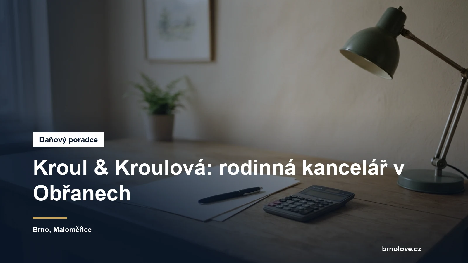 Psací stůl malé daňové kanceláře s papíry a kalkulačkou