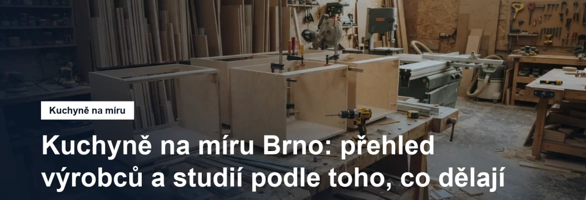Truhlář sestavuje korpusy kuchyňské linky v dílně, na stole kování a vrtačka
