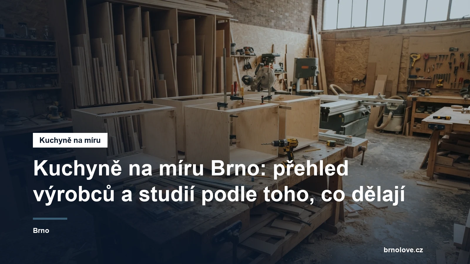 Truhlář sestavuje korpusy kuchyňské linky v dílně, na stole kování a vrtačka