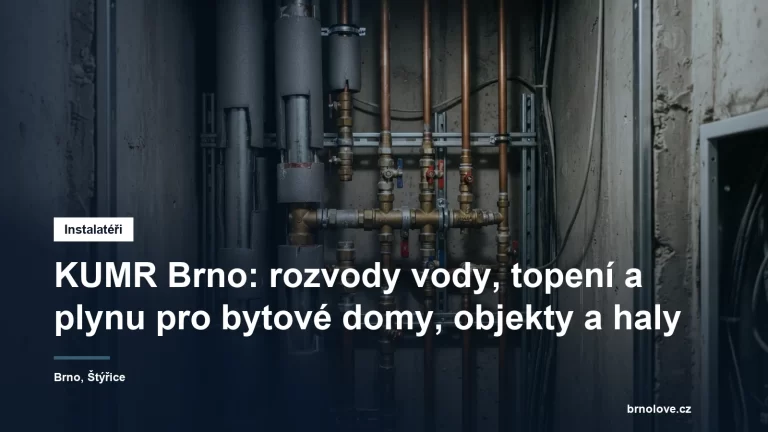 Svislé stoupačky vody a topení v instalační šachtě bytového domu, měděné a ocelové potrubí s tepelnou izolací a rozdělovačem