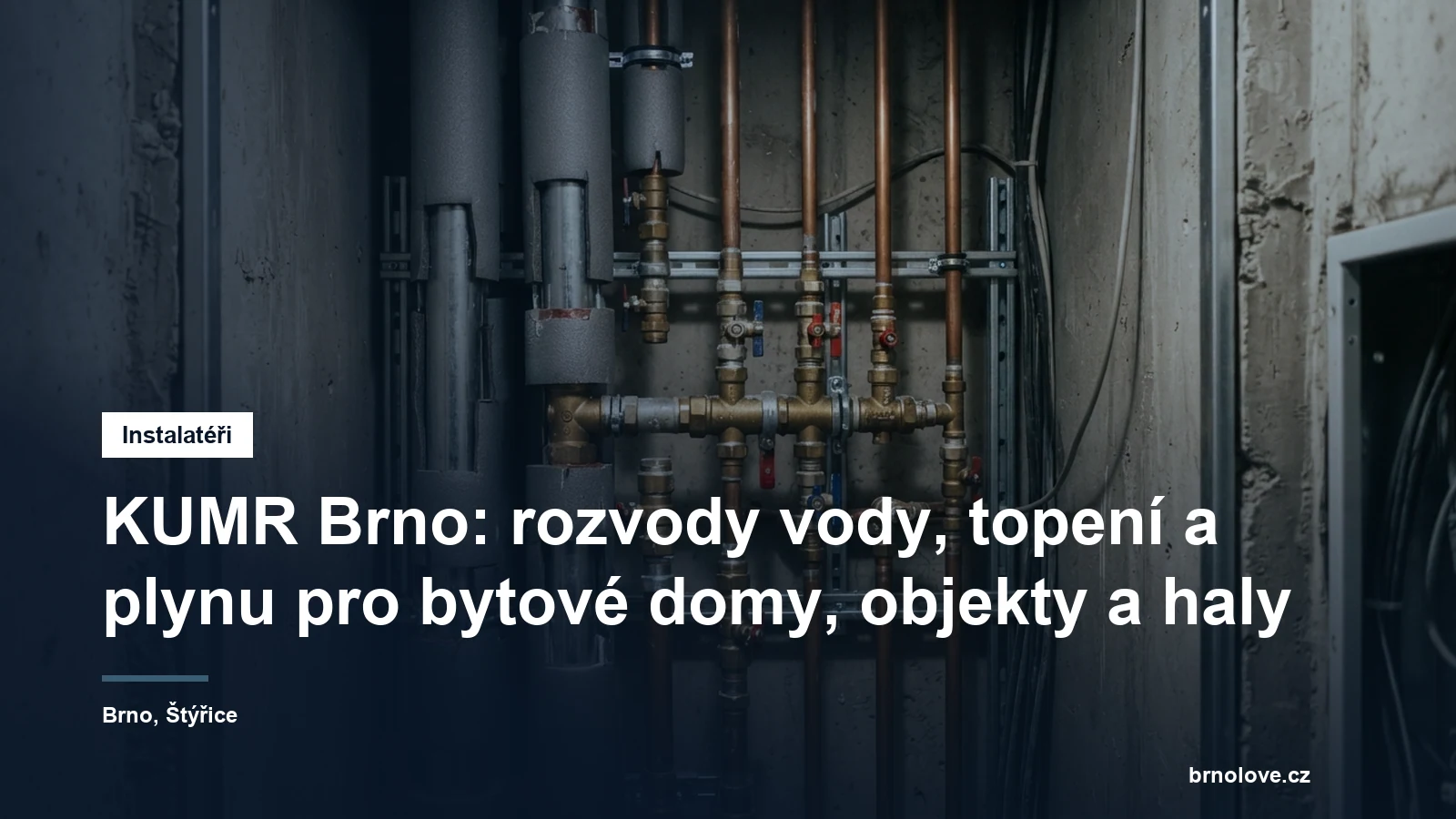 Svislé stoupačky vody a topení v instalační šachtě bytového domu, měděné a ocelové potrubí s tepelnou izolací a rozdělovačem