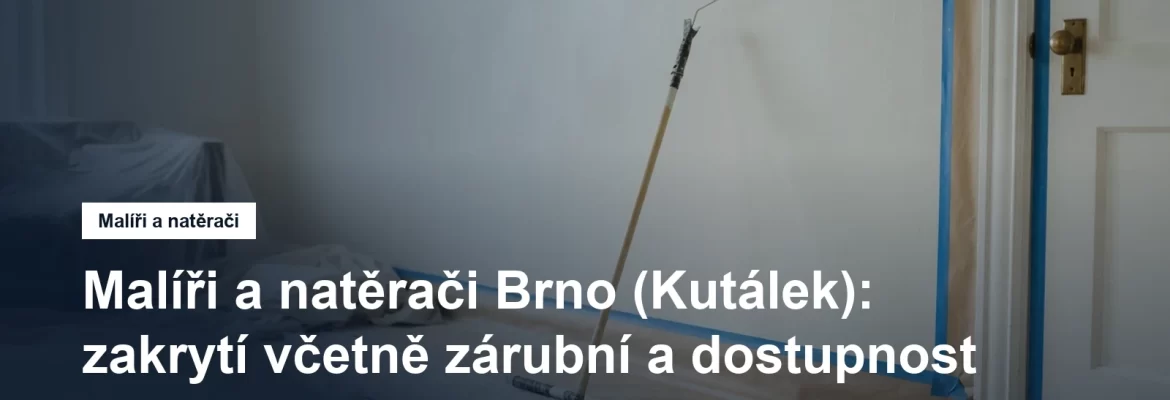 Pokoj rozdělaný k malování, podlaha a nábytek pod ochrannou plachtou a dveřní zárubeň přelepená papírovou páskou