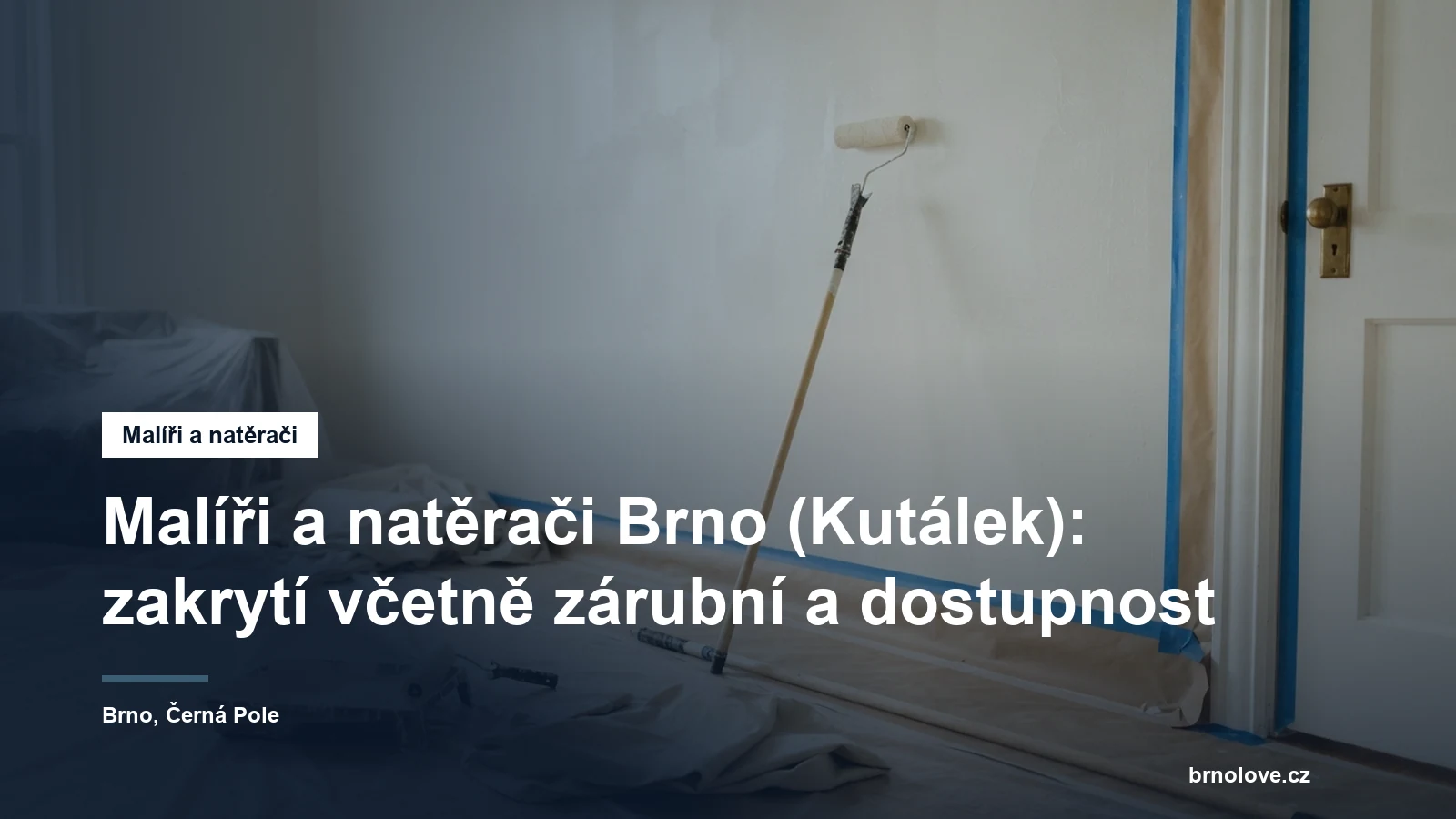 Pokoj rozdělaný k malování, podlaha a nábytek pod ochrannou plachtou a dveřní zárubeň přelepená papírovou páskou