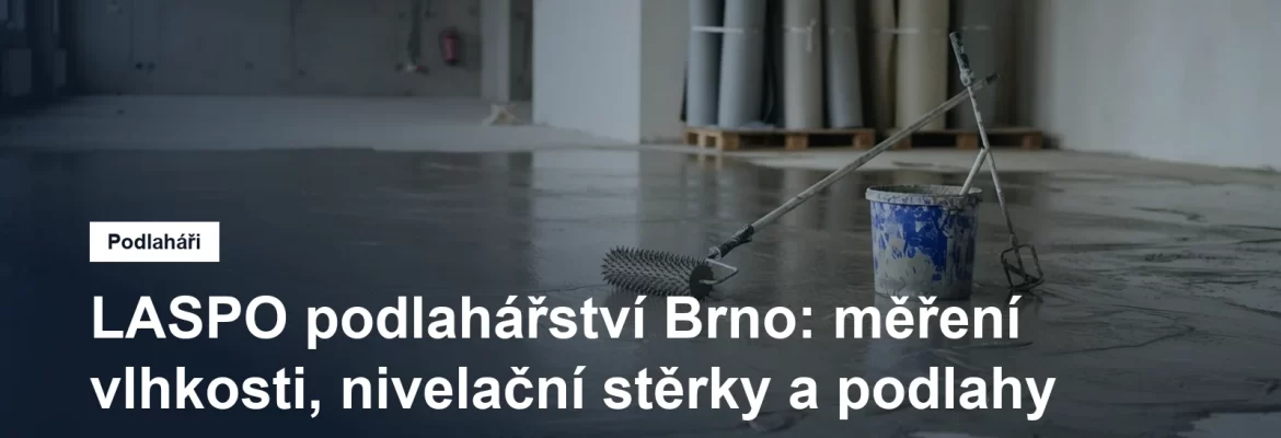 Čerstvě rozlitá samonivelační stěrka na betonovém podkladu v prázdné místnosti, vedle ní ježkový válec a nádoba s namíchanou směsí
