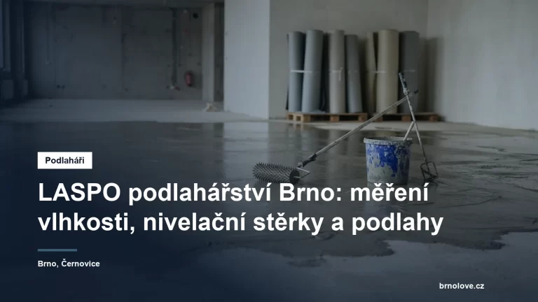 Čerstvě rozlitá samonivelační stěrka na betonovém podkladu v prázdné místnosti, vedle ní ježkový válec a nádoba s namíchanou směsí