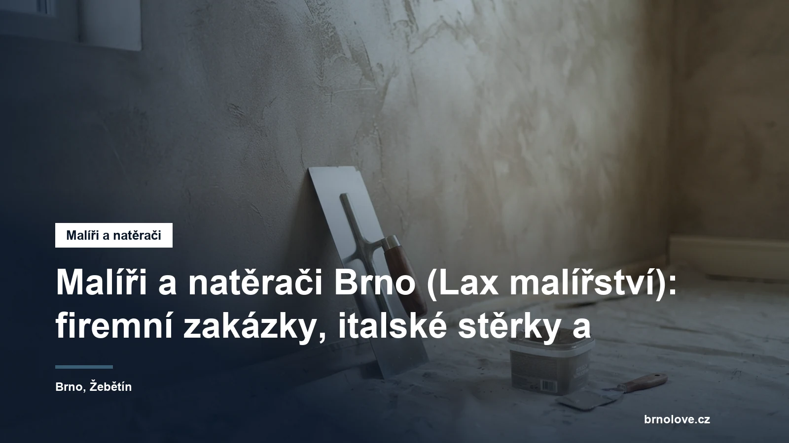 Stěna s ručně nanesenou dekorační stěrkou s jemným leskem, opřené nerezové hladítko a zakrytá podlaha pod ochrannou fólií