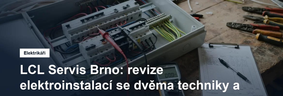 Revizní technik s měřicím přístrojem u otevřeného elektroměrového rozvaděče v domě