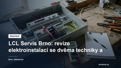 Revizní technik s měřicím přístrojem u otevřeného elektroměrového rozvaděče v domě
