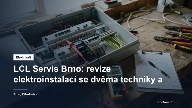 Revizní technik s měřicím přístrojem u otevřeného elektroměrového rozvaděče v domě