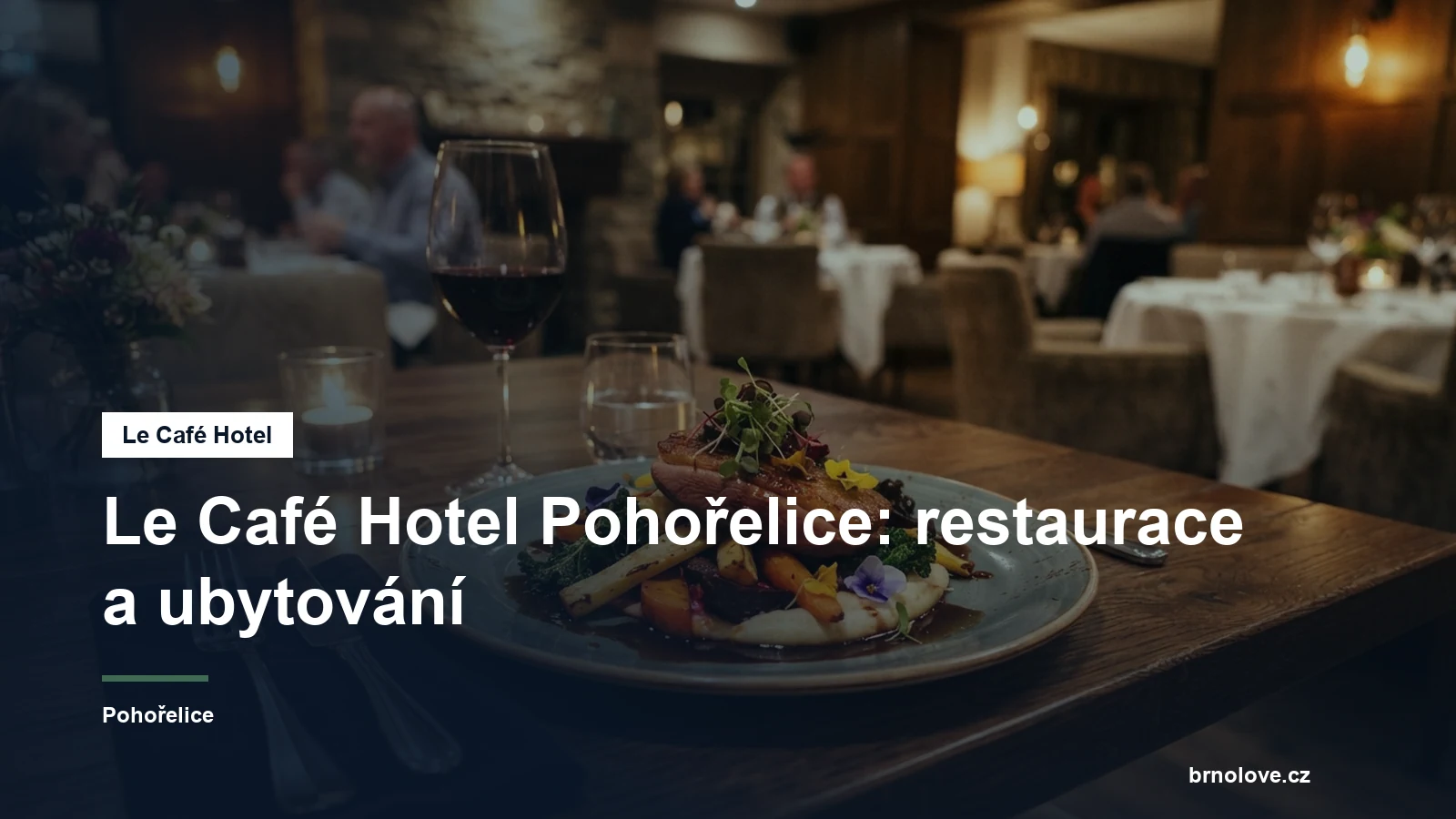 Talíř jídla na stole v hotelové restauraci