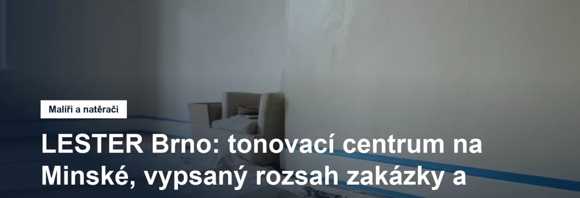 Obytný pokoj připravený k malování, nábytek uprostřed pod krycí plachtou, lišty přelepené páskou, váleček a vanička na barvu