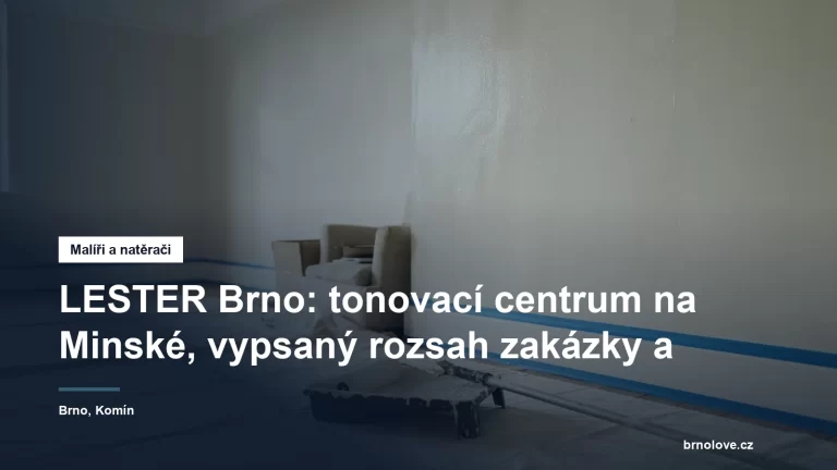 Obytný pokoj připravený k malování, nábytek uprostřed pod krycí plachtou, lišty přelepené páskou, váleček a vanička na barvu