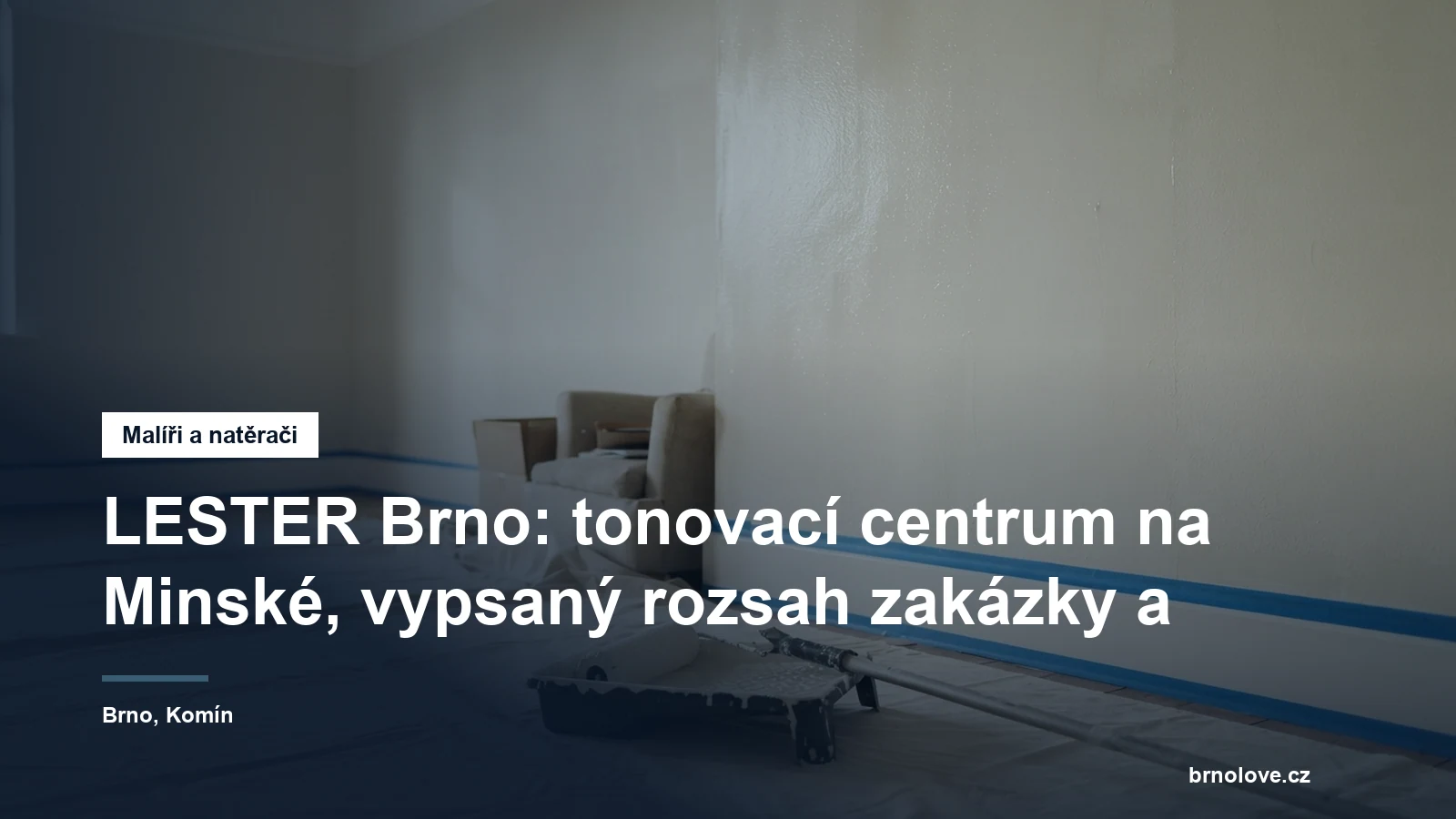 Obytný pokoj připravený k malování, nábytek uprostřed pod krycí plachtou, lišty přelepené páskou, váleček a vanička na barvu
