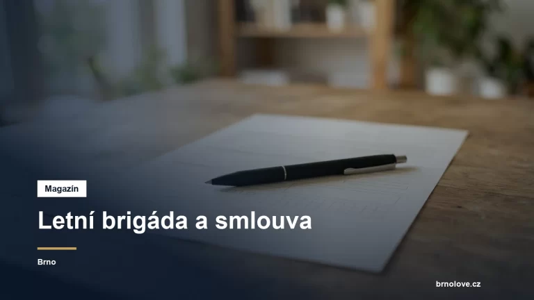 Prázdný formulář a propiska na stole