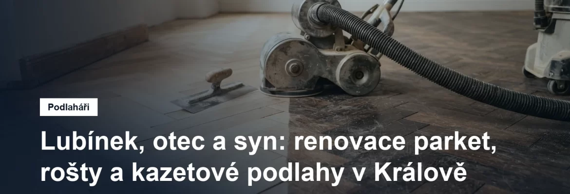 Vybroušená stará dubová parketová podlaha ve stromečkovém vzoru, vedle ní bezprašná bruska a stěrka na tmel