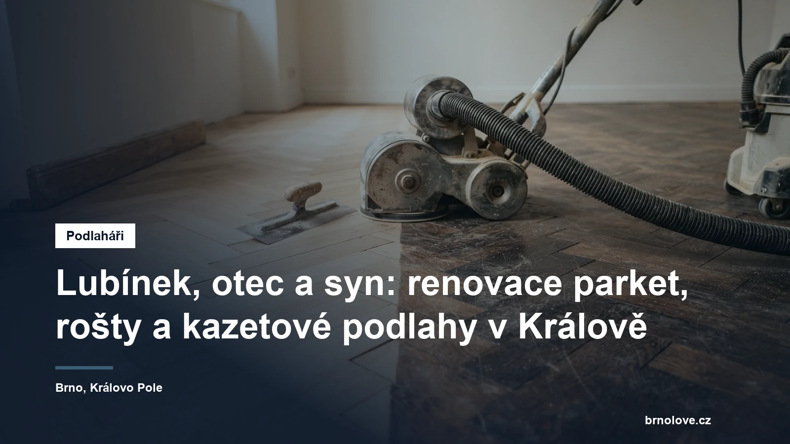 Vybroušená stará dubová parketová podlaha ve stromečkovém vzoru, vedle ní bezprašná bruska a stěrka na tmel