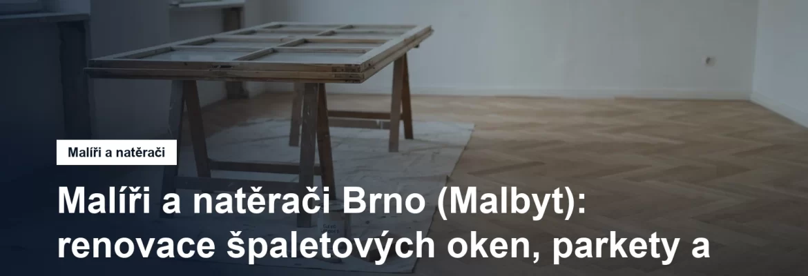 Pokoj staršího bytu ve fázi renovace, čerstvě přebroušená parketová podlaha, vedle ní dřevěné okenní křídlo položené na kozách a připravené k nátěru