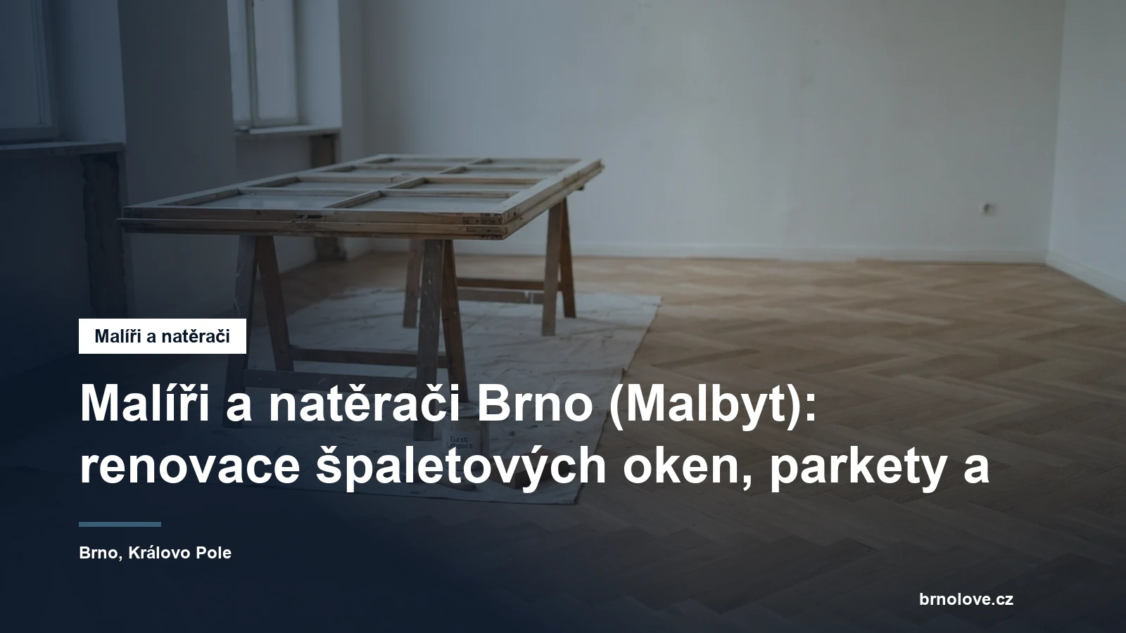 Pokoj staršího bytu ve fázi renovace, čerstvě přebroušená parketová podlaha, vedle ní dřevěné okenní křídlo položené na kozách a připravené k nátěru