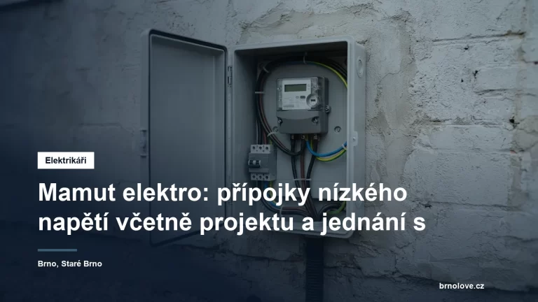 Nová venkovní přípojková a elektroměrová skříň na omítce domu s připravenou kabelovou chráničkou