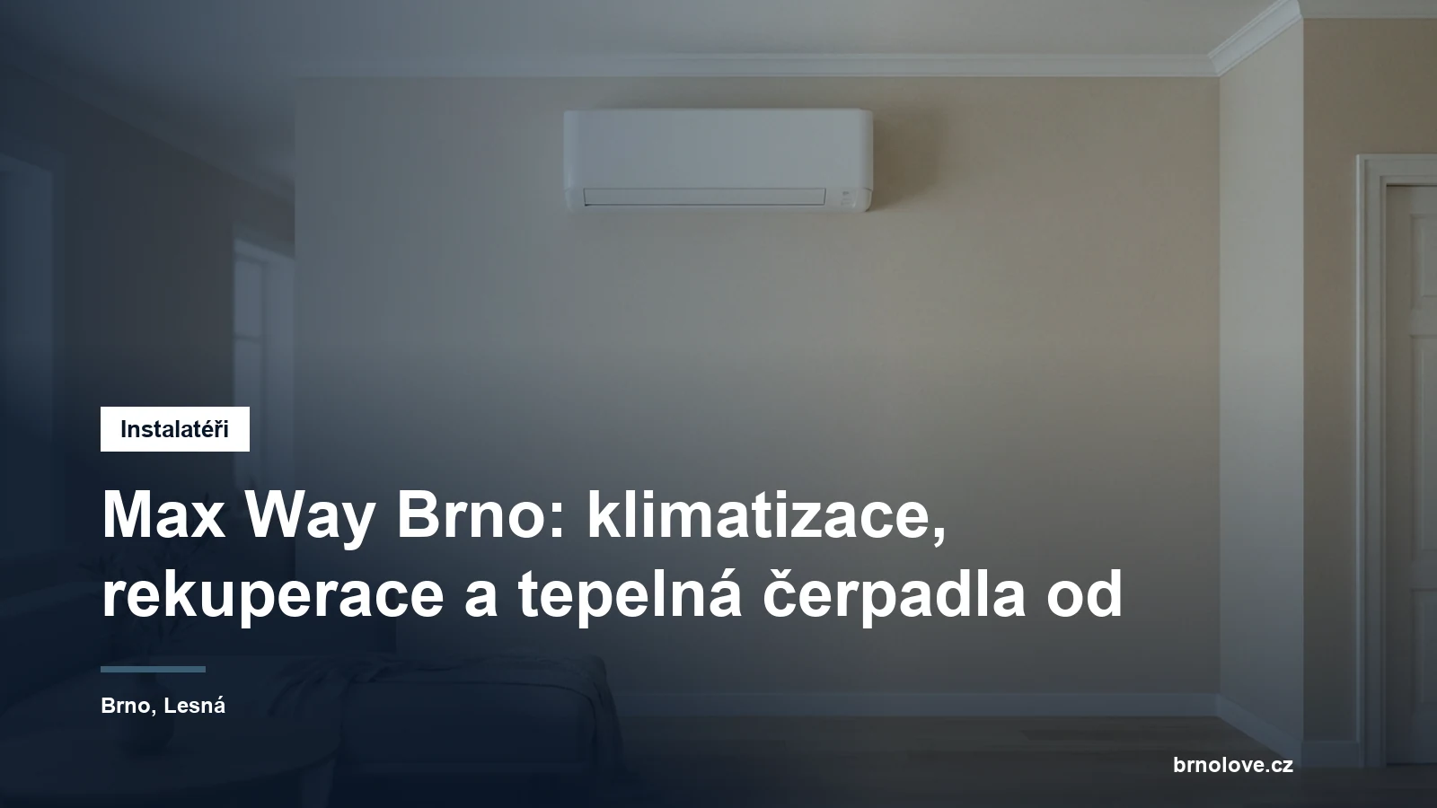 Vnitřní nástěnná klimatizační jednotka nad oknem obývacího pokoje