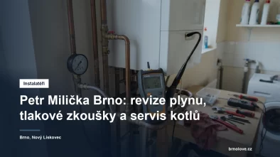 Revizní technik s měřicím přístrojem u plynového kotle v technické místnosti rodinného domu
