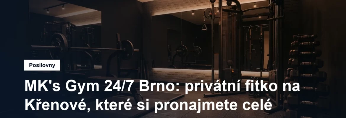 Malá privátní posilovna s činkami a lavicí, prázdná a připravená na jednoho cvičícího